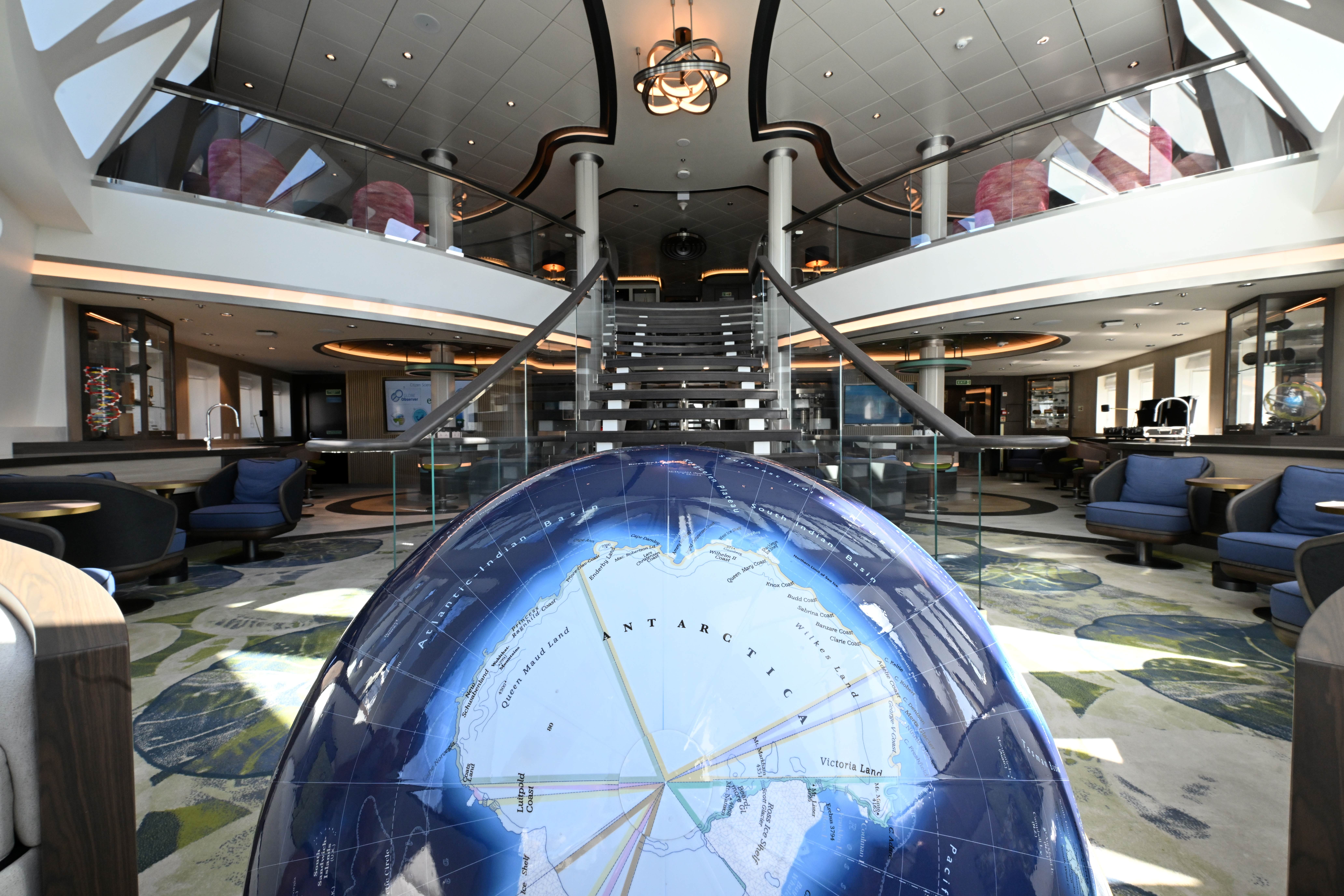 In der Douglas Mawson bieten Panoramadecks und Lounges mit großen Fenstern spektakuläre Ausblicke auf Landschaft und Tierwelt.