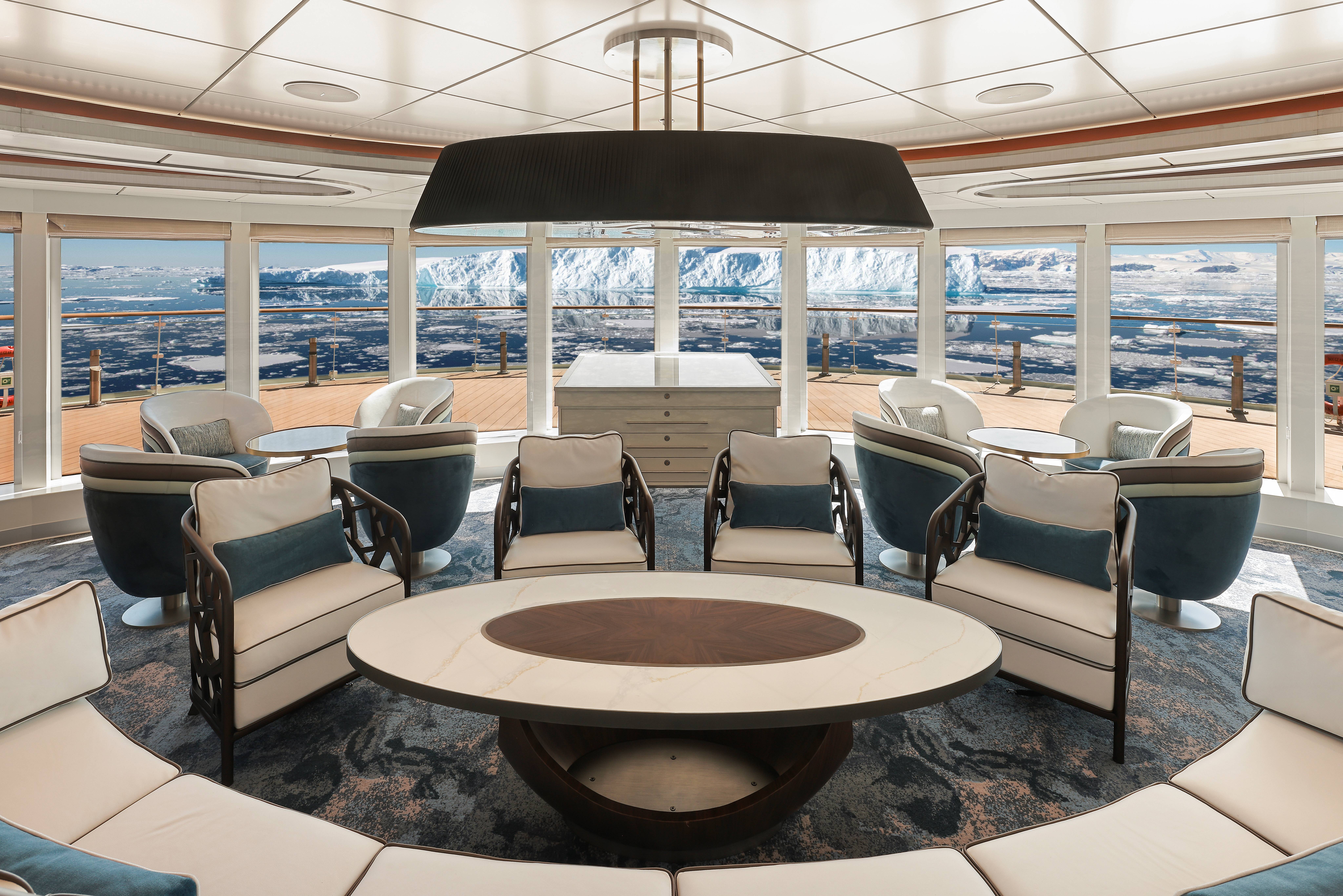 Auf der Douglas Mawson bieten Bibliothek, Observation Lounge und Bordshop Wissen, Ausrüstung und spektakuläre Ausblicke.