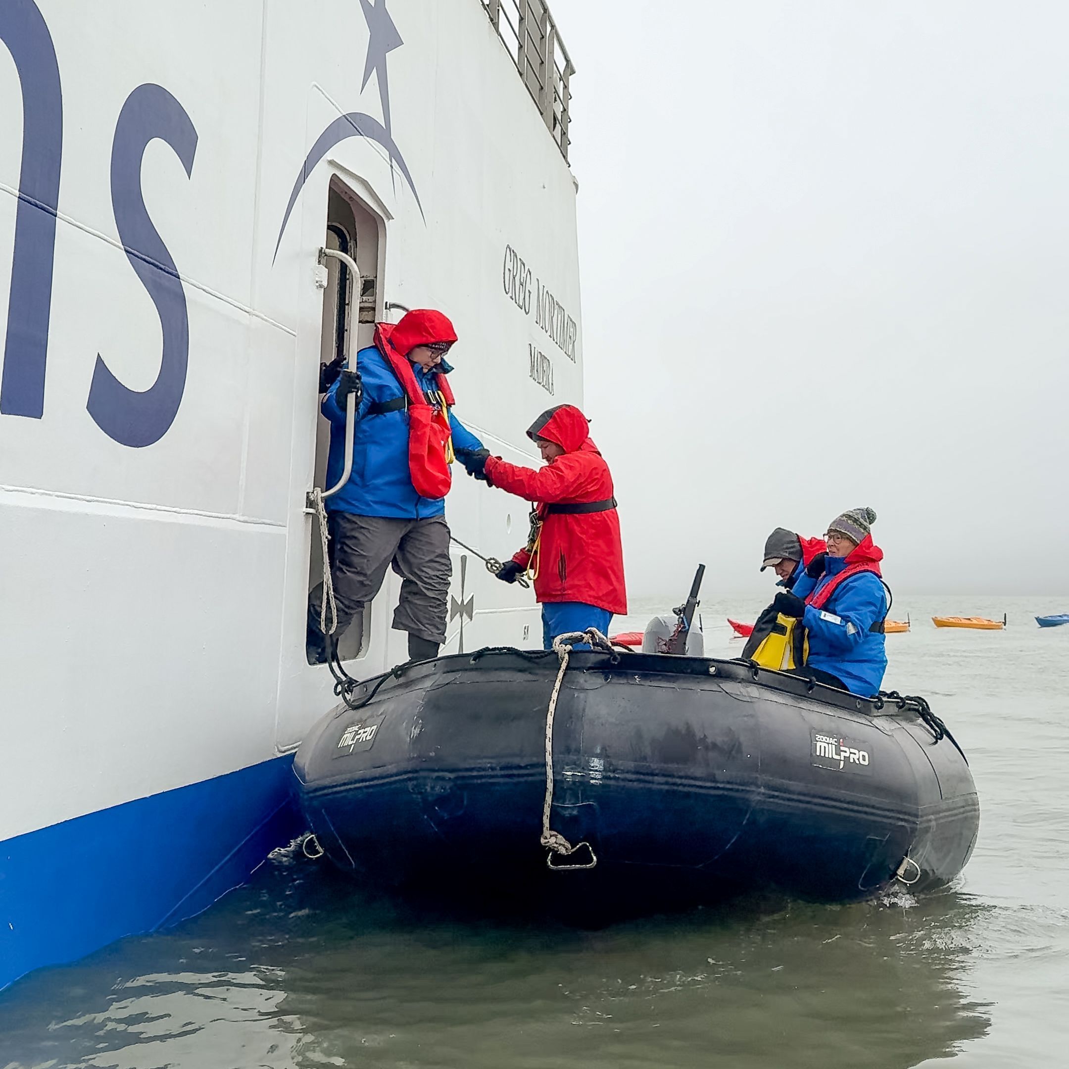 Schneller Zodiac-Zugang an Bord: 15 Zodiacs, vier Einstiegsbereiche und minimale Wartezeiten für mehr Zeit bei Landgängen und Expeditionen.