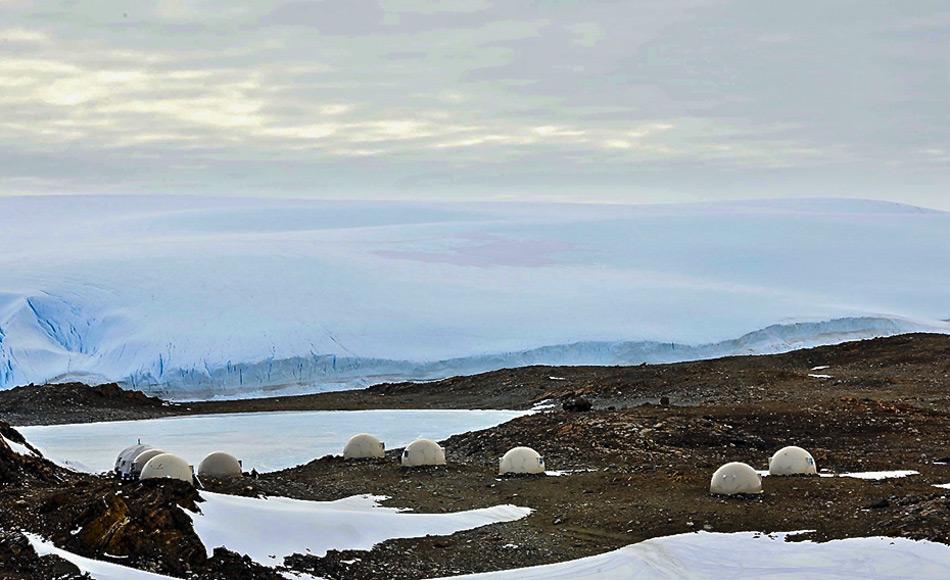 Die gewÃ¶lbten FieberglasschlafhÃ¼lsen stehen allein auf einem schroffen Streifen Land im Inneren der Antarktis. Sie bieten GÃ¤sten eine beheizte Unterkunft und sind mit einem eigenen Bad ausgestattet. Bild: White Desert