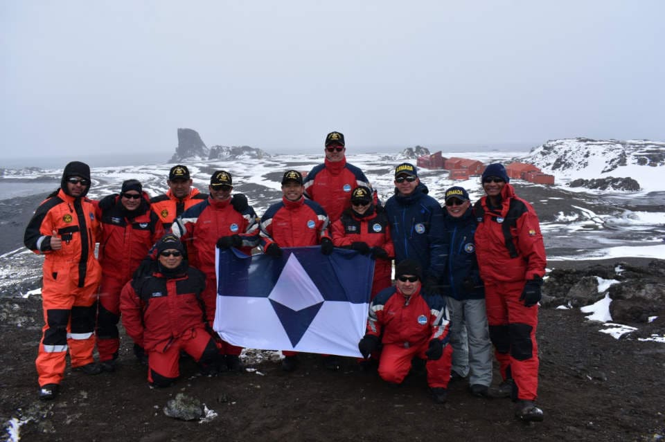 Das Team des Ecuadorianischen Antarktis-Programmes posiert bei der Maldonado Station mit der neuen Flagge. 