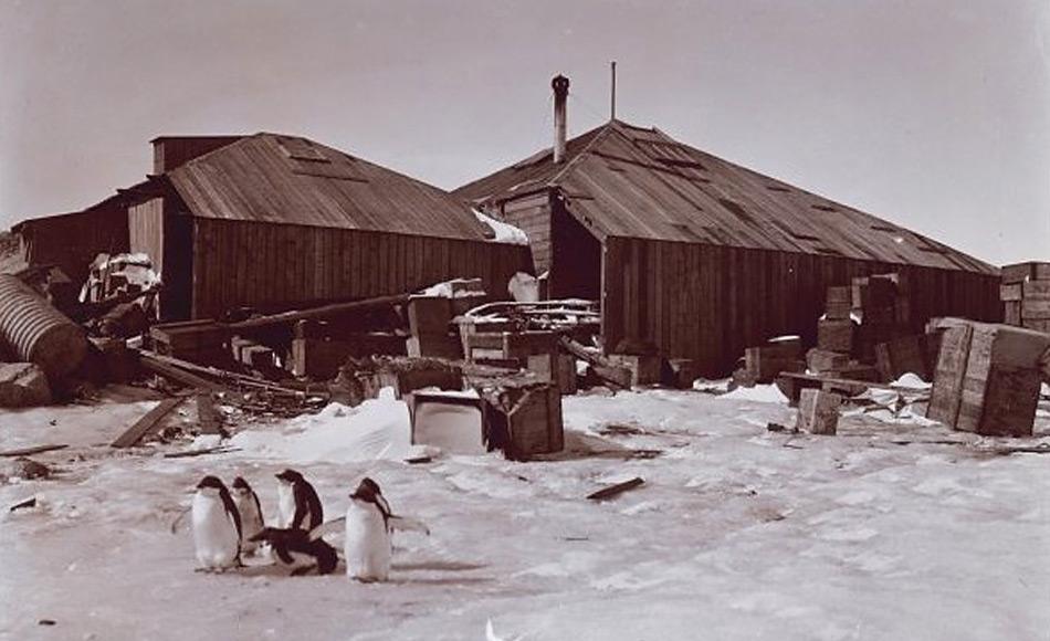 Eine alte Aufnahme der Hütten, die Mawson und seine Männer gebaut hatten. Unter den Expeditionsmitgliedern befand sich auch ein Schweizer, Xavier Mertz, der sein Leben auf einer der Touren mit Mawson 1913 verlor.