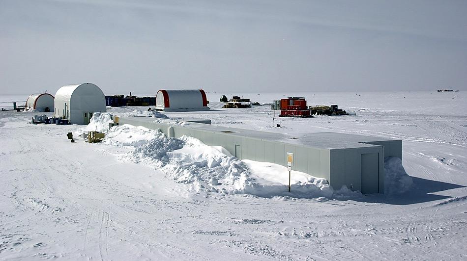 Bei der Station Dome C wurde vor 10 Jahren der bisher älteste Eis entdeckt. Der Ort liegt in der Ostantarktis auf 3'233 Meter ü. Meer.