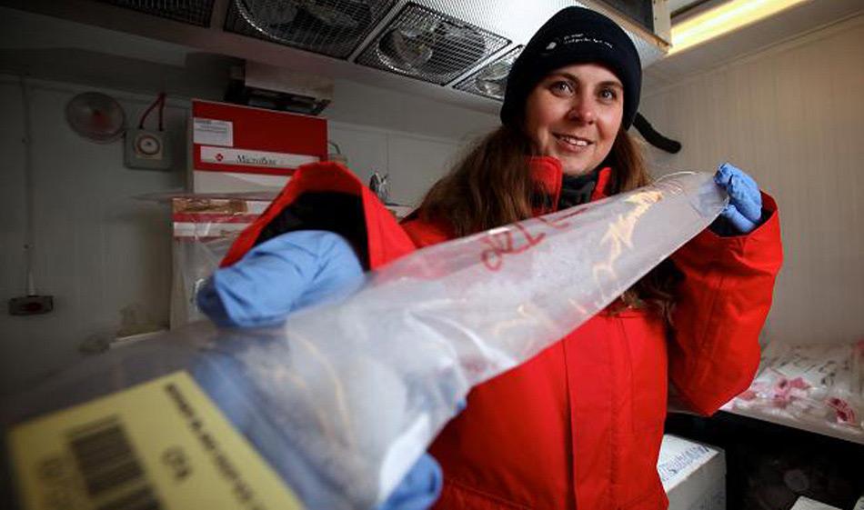 Dr. Nerilie Abram, die Leiterin der Studie, mit einem Bohrkern aus dem antarktischen Eisschild Â© Paul Rogers