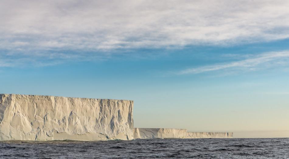 Gletscher “entwässern” den riesigen antarktischen Eisschild. In Westantarktika schmelzen die Gletscher bereits aufgrund der globalen Erwärmung weg. Doch der viel grössere ostantarktische Eisschild, der vor allem auf Felsuntergrund über dem Meeresspiegel ruht, wurde bisher als stabiler betrachtet. Neuen Forschungsergebnissen zufolge wird er abschmelzen, sollten die CO2-Mengen in der Luft 600 ppm oder mehr erreichen und für lange Zeit bleiben. Bild: Katja Riedel
