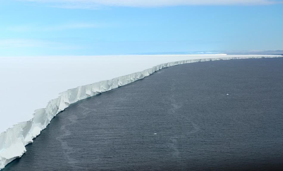 Meereis um Antarktika bildet sich durch gefrorenes Meerwasser und umgibt den Kontinenten wie einen Gürtel. Obwohl in einigen Gebieten das Eis das ganze Jahr bestehen bleibt, bildet sich der grösste Teil jedes Jahr aufs Neue. Bild: Michael Wenger
