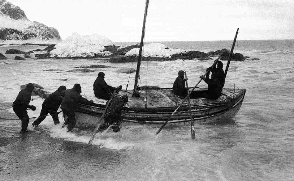 Da die Chancen einer zufÃ¤lligen Rettung sehr gering waren, entschloss sich Shackleton gemeinsam mit dem KapitÃ¤n der Â«EnduranceÂ», Frank Worsley, und vier weiteren Leuten mit der Â«James CairdÂ», nach dem circa 1500 km entfernten SÃ¼dgeorgien zu segeln.