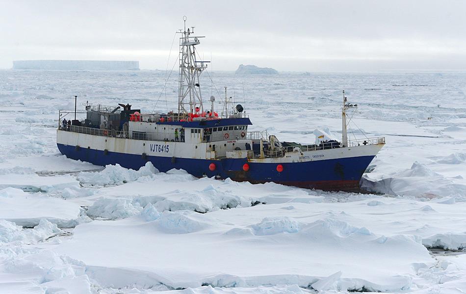Das beschÃ¤digte Fischereischiff liegt vom Eis umschlossen in der Antarktis nahe Kap Burks. Das Bild wurde von der Crew der Â«Polar StarÂ» eine Woche nach dem Unfall gemacht. So lange musste das Schiff wegen den riesigen Distanzen und dem Eis auf Hilfe warten. (Foto: U.S. Coast Guard / George Degener)