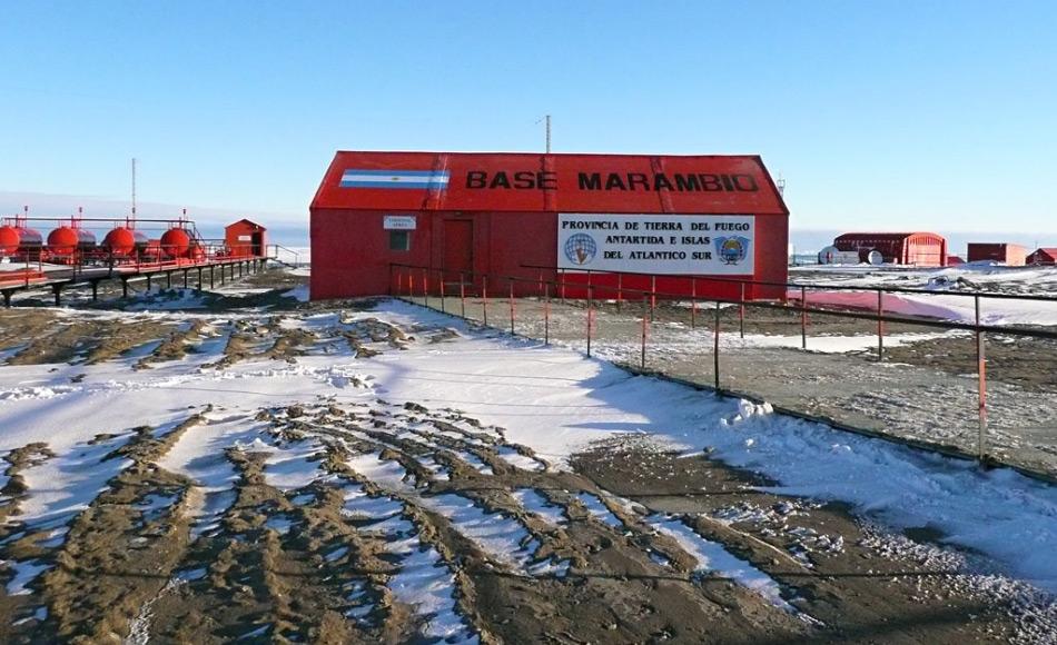 Die argentinische Station Marambio liegt auf der Ostseite der antarktischen Halbinsel im Weddellmeer. Sie ist die am hÃ¤ufigsten von Flugzeugen angesteuerte Station und beherbergt zwischen 55 und 150 Leute pro Jahr.