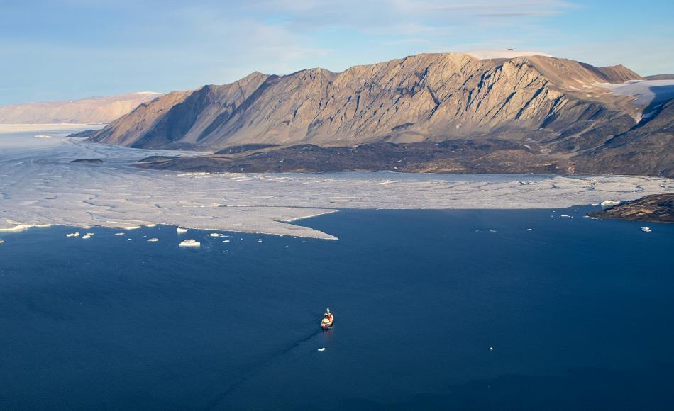 Hierher hat es noch kein Forschungsschiff geschafft. Polarstern vor der Kalbungsfront des 79Â°-Nord-Gletschers im Nordosten GroÌnlands. Foto: Nat Wilson