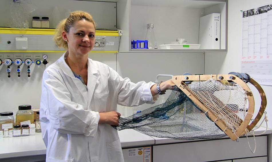 Aufnahme aus dem ICEFLUX-Labor am AWI Bremerhaven. Doktorandin Carmen David zeigt ein Modell des Unter-Eis-Netzes SUIT, mit dem die Wissenschaftler ihre Proben fangen. Foto: Sina LÃ¶schke, AWI