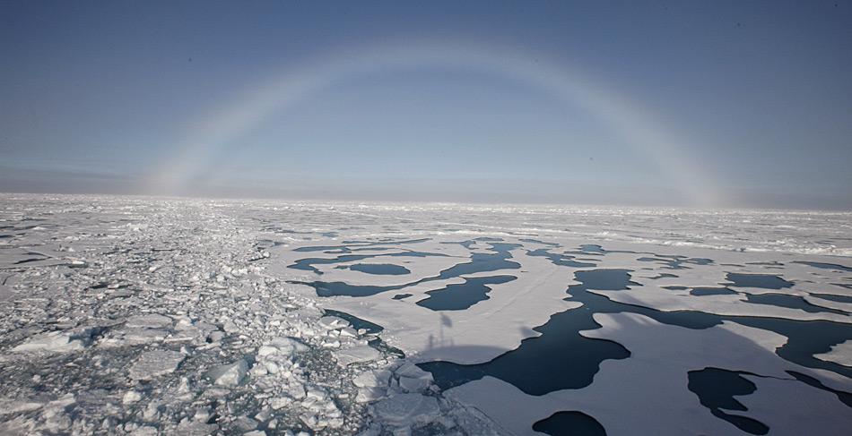 SchmelzwassertÃ¼mpel am Nordpol im Sommer 2012. DarÃ¼ber zeigt sich ein schÃ¶ner Nebelbogen.