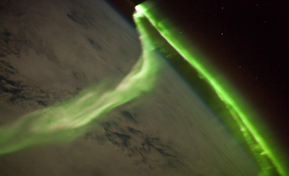 Dieses beeindruckende Aurorabild wurde wÃ¤hrend eines geomagnetischen Sturms aufgenommen, der wahrscheinlich durch einen koronalen Massenauswurf der Sonne am 24. Mai 2010 verursacht wurde. Die ISS lag Ã¼ber dem sÃ¼dlichen Indischen Ozean in einer HÃ¶he von 350 Kilometern und der Astronaut blickte in Richtung Antarktika (nicht sichtbar) und SÃ¼dpol. Bild: ISS - Expedition 23 Crew