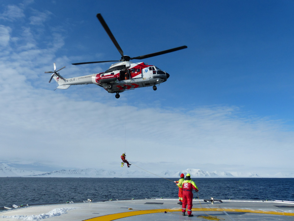 Such- und Rettungsmissionen beinhalten hÃ¤ufig Schiffs- und Hubschrauberoperationen, um Passagiere in Sicherheit zu bringen. Dies erfordert aber eine perfekte Koordination. Bild: Arild Lyssand