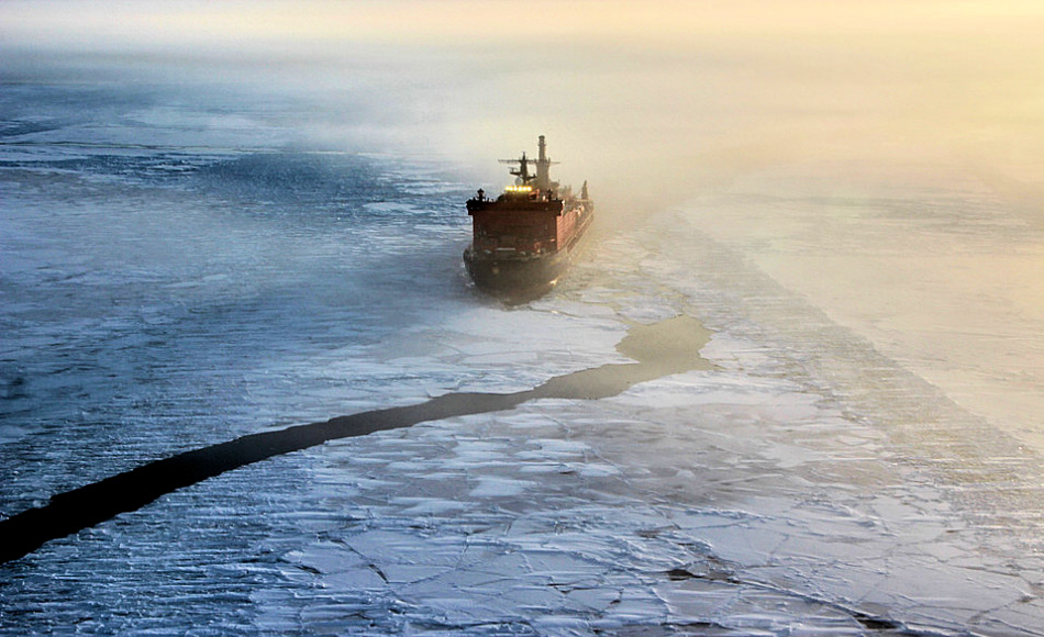 Die Nordmeerroute zu durchfahren beinhaltet beinahe immer die Nutzung eines russischen Eisbrechers. In den letzten Jahren hat Russland sehr viel in die Modernisierung seiner Eisbrecherflotte investiert.